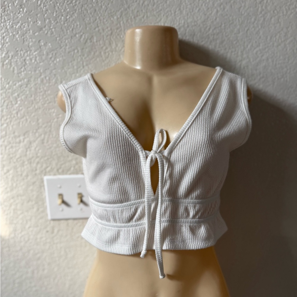 Elegant White Ribbed Crop Top with Tie-Front sexy